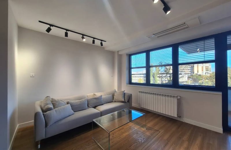 Alquiler de un amplio apartamento de 3 habitaciones, 73 m², centro de Novi Belgrado, Serbia